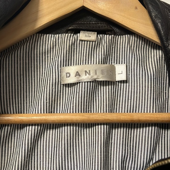 Danier size L leather jacket - Picture 9 of 13